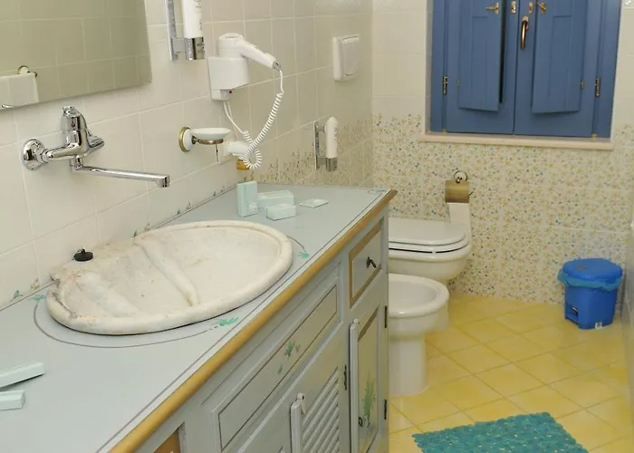 מלון דירות Roses 4*