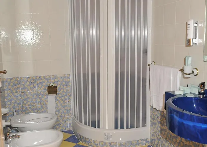 מלון דירות Roses 4*