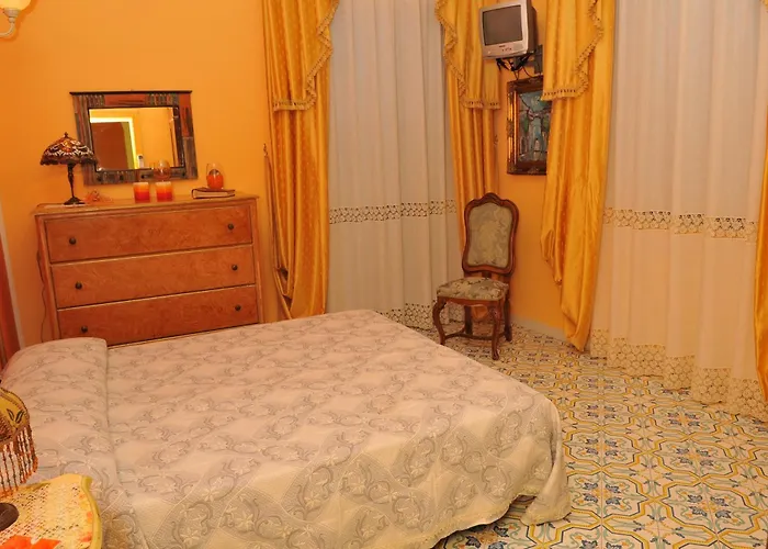 מלון דירות Roses 4*